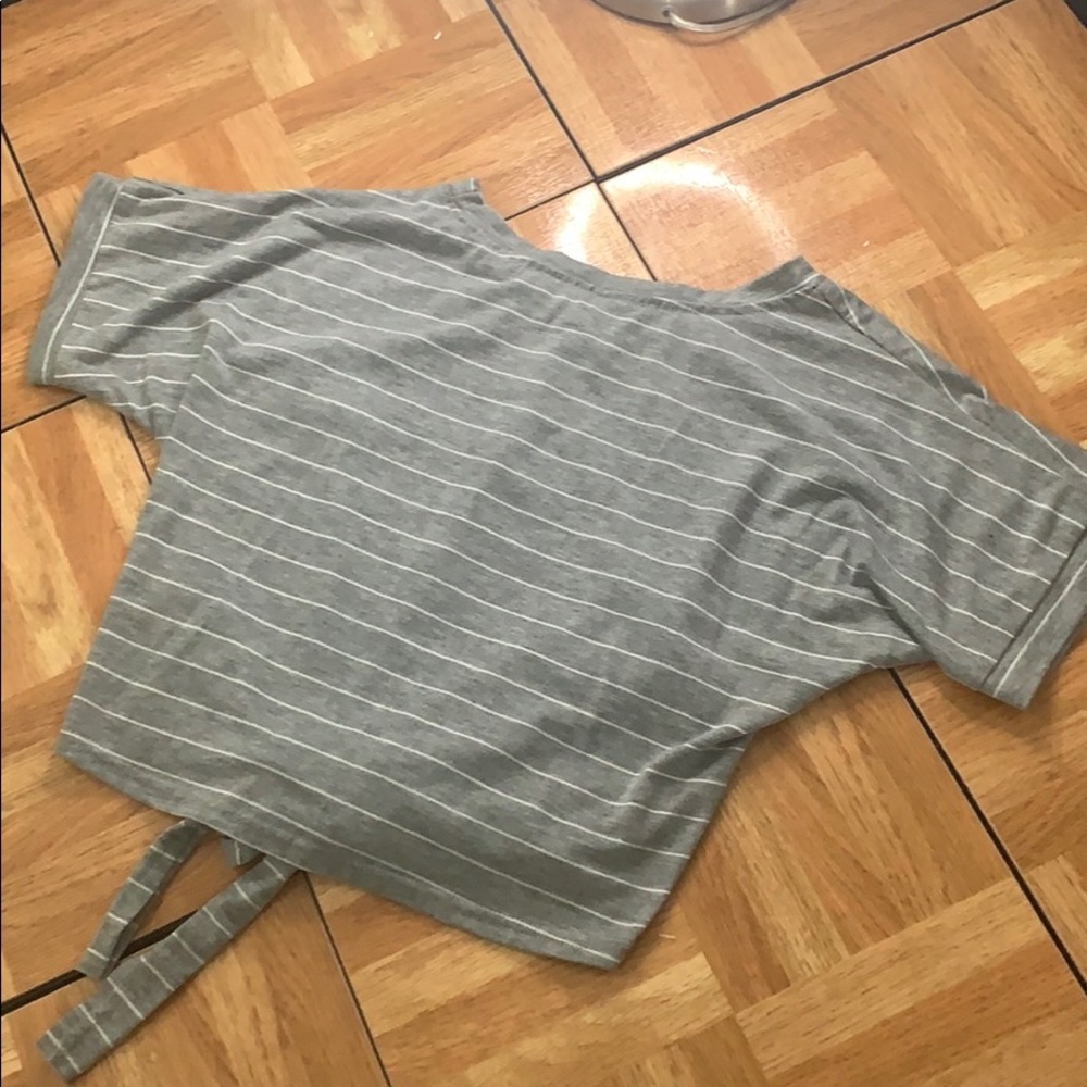 ⚠️LEAVING MY CLOSET SOON⚠️🌹Grey crop top🌹 - Picture 4 of 5
